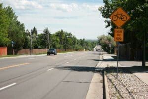 A street sign featuring a bicycle on Colorado Boulevard.